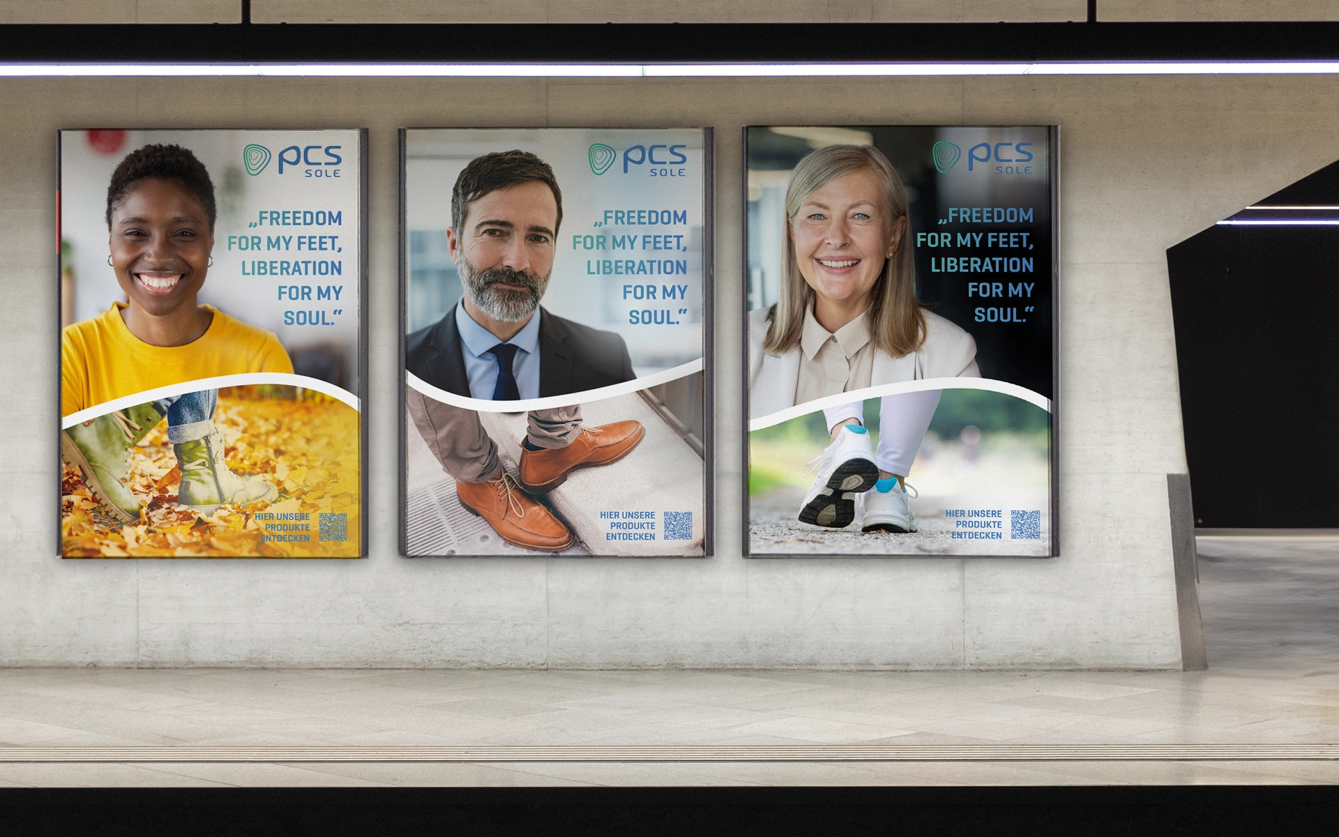 Plakatkampagnen-Motive von PCS Sole in einer U-Bahn-Station zur Vorstellung des Rebrandings der Marke. Die Plakate zeigen unterschiedliche Personen aus Alltag, Business und Freizeit mit dem Slogan „Freedom for my feet, liberation for my soul“ und einem Call-to-Action zum Entdecken der Produktwelt