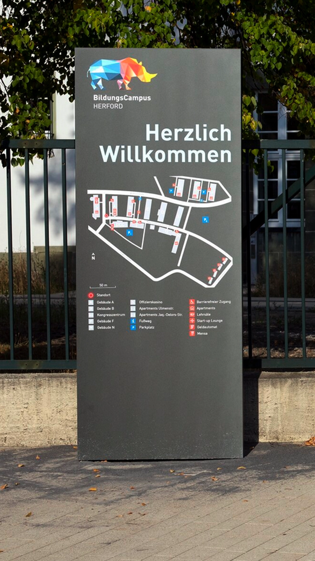Willkommensstele des SEH-BildungsCampus Herford zur Veranschaulichung des neuen Leit- und Orientierungssystems mit Übersichtsplan und Legende zur Orientierung auf dem Gelände der ehemaligen Kaserne, das Geschichte und neue Nutzung verbindet