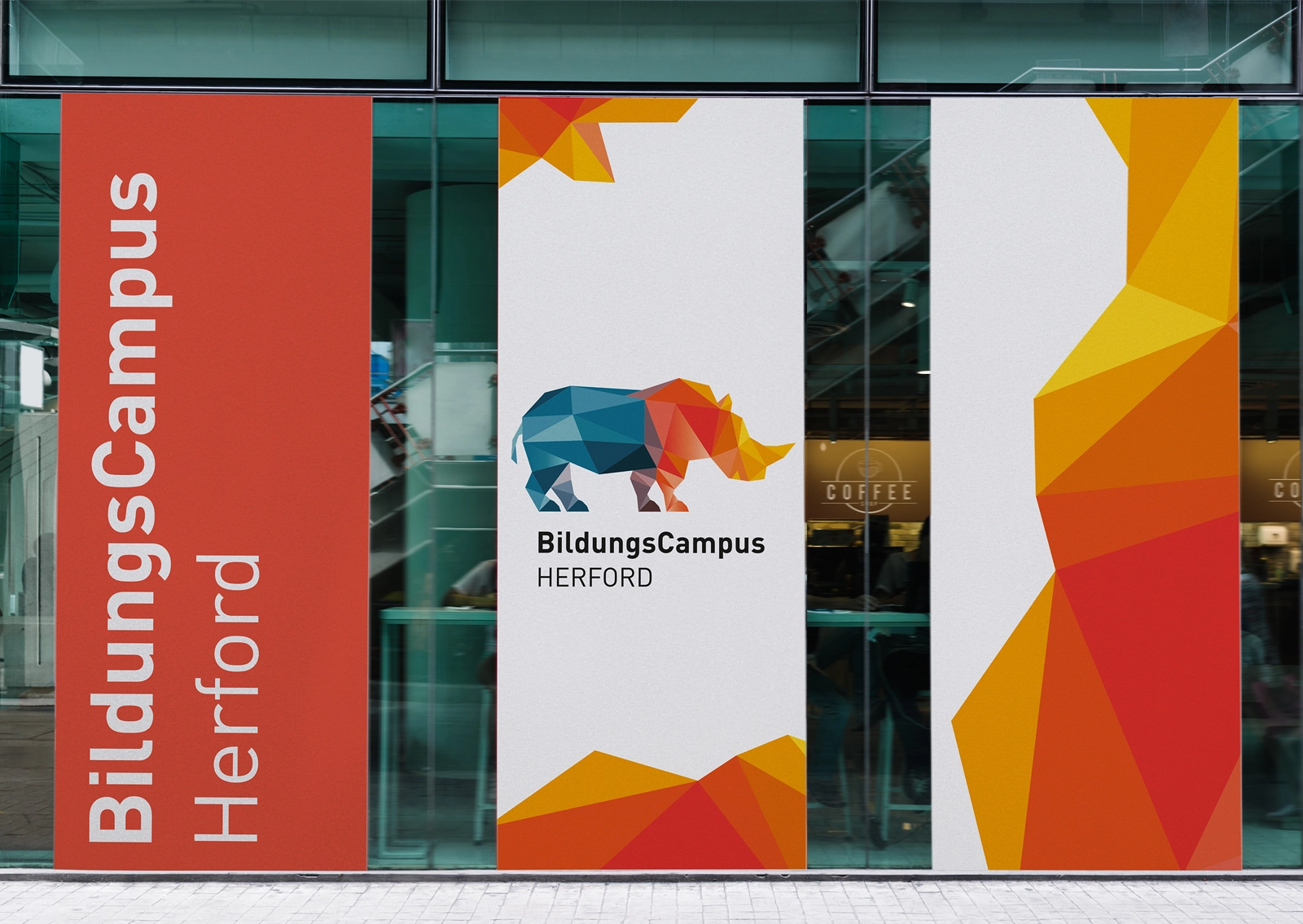 Ansicht von drei Bannern für den SEH BildungsCampus Herford – gestaltet zur einheitlichen Markenkommunikation im Raum. Konzeption und Umsetzung durch R211-Agentur.