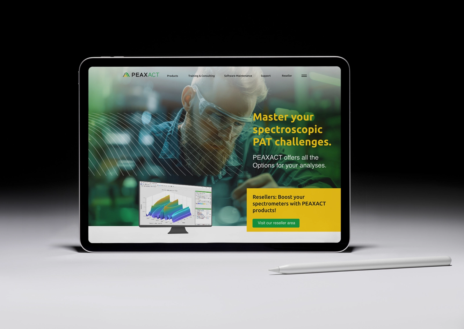 Tablet mit geöffneter Peaxact-Website auf schwarzem Untergrund, im Vordergrund ein Stylus, zentrale Bildfläche zeigt einen Laborarbeiter mit Schutzbrille und Spektrallinien sowie ein 3D-Diagramm zur Datenanalyse im neuen Rebranding, Corporate Design