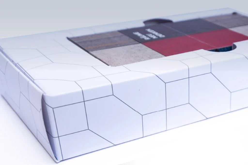 Nahaufnahme des B2B-Mailings von Amtico für Architekten und Office-Einrichter mit Fokus auf Mailing-Verpackung und Inhalt. Konzept und Gestaltung durch die R211-Agentur.