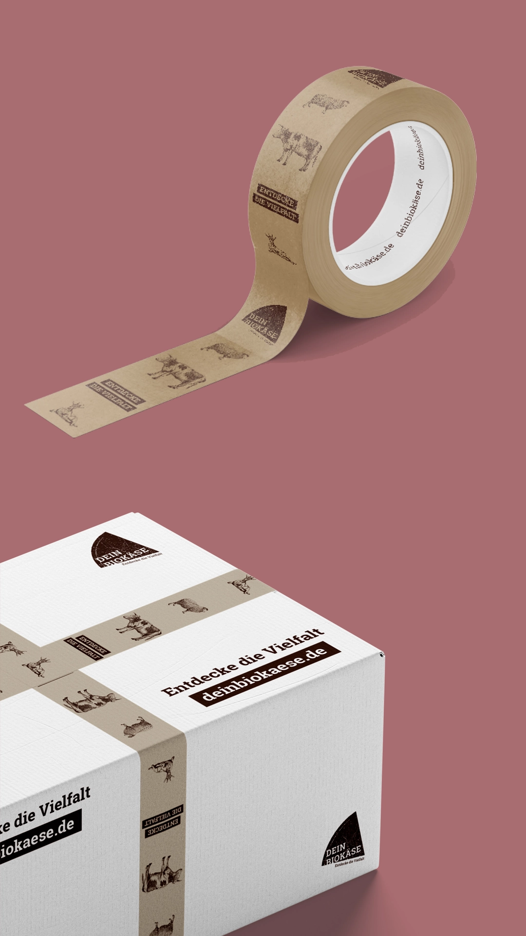 Rolle braunes Verpackungsklebeband mit schwarz bedruckten Illustrationen von Kühen und Schriftzug „Entdecke die Vielfalt“, daneben ein weißer Versandkarton im Branding DEIN BIOKÄSE