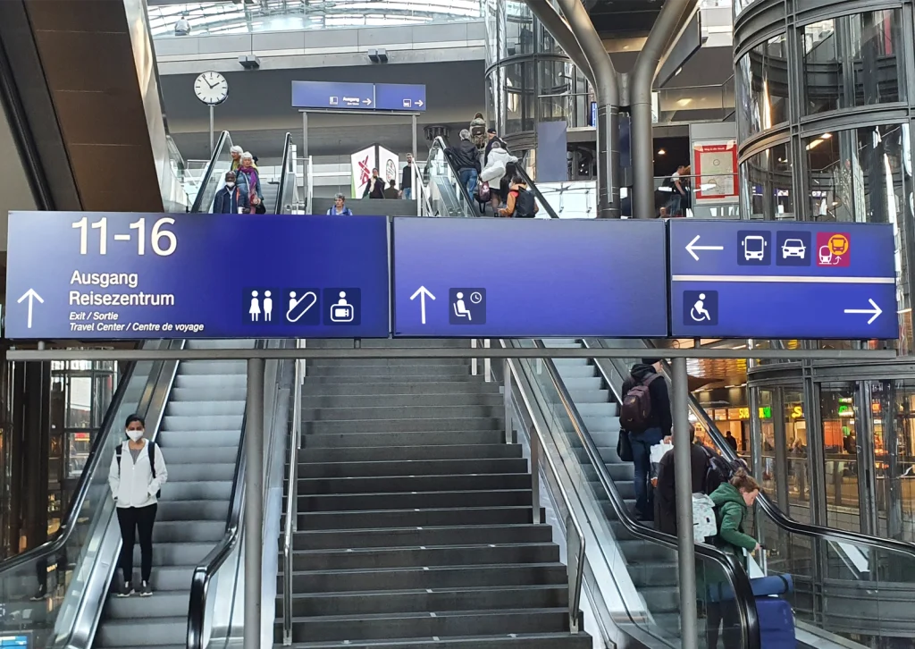 Aufnahme einer Test-Beschilderungstafel im Bahnhof der Deutsche Bahn mit einem neu entwickelten Piktogramm für den Schienenersatzverkehr. Das Zeichen wurde im Rahmen eines Projekts zur verbesserten Wegeleitung bei Baustellen und Umleitungen von der R211-Agentur konzipiert.