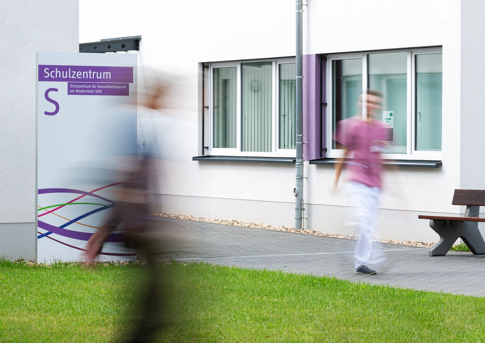 Außenaufnahme des Schulzentrums für Gesundheitsberufe am Niederrhein der Städtische Kliniken Mönchengladbach mit gut sichtbarer Gebäudebeschriftung und Beschilderung. Konzept und Umsetzung durch die R211-Agentur.