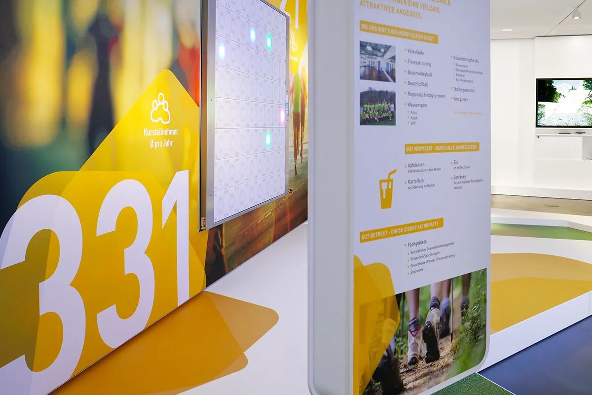 Kommunikationskonzept eines Showrooms für ABUS Kransysteme mit Detailansicht des VITAL-Raums mit Infostele zu Gesundheitsangeboten und interaktiver Lichtwand im Hintergrund