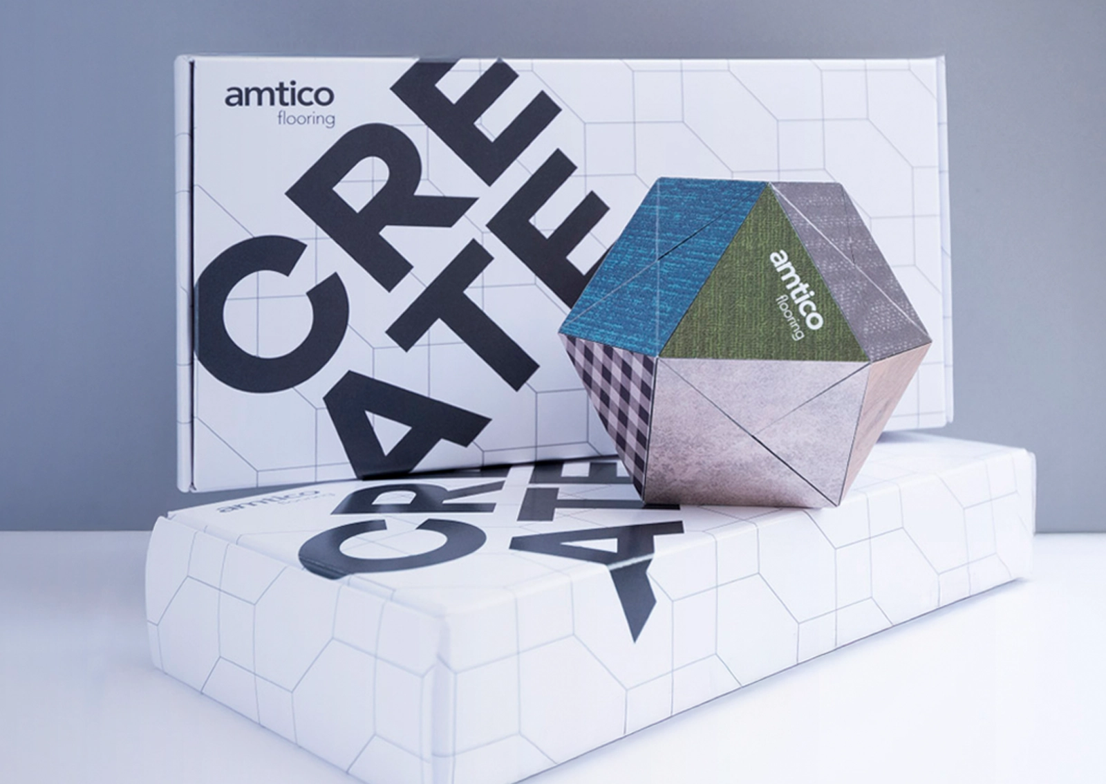 Mailing-Verpackung von Amtico inklusive aller Bestandteile zum Thema Bodenbeläge. Gestaltung und Konzeption durch R211-Agentur.