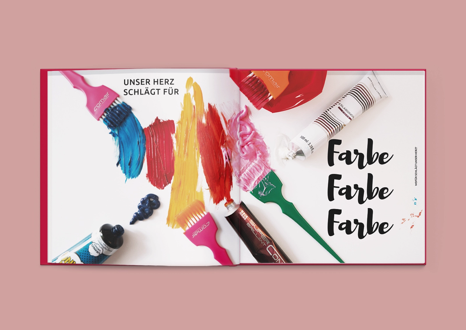 Geöffnete Doppelseite des Vision Books von Hair Haus mit Friseurbedarf-Tuben, aus denen farbige Creme direkt auf das Papier aufgetragen ist – ein visuelles Statement für die Leidenschaft der Friseure für Farbe.