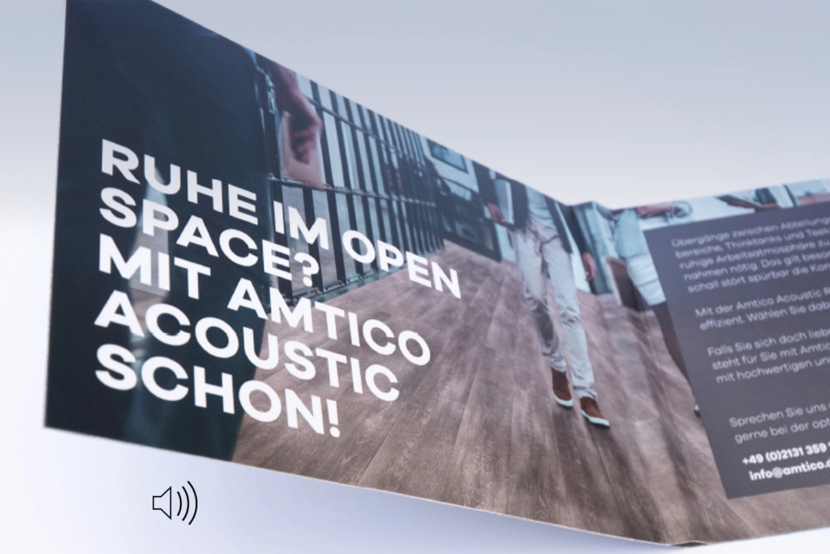 Aufnahme eines B2B-Mailings von Amtico zum Thema Raumakustik, adressiert an Architekten und Office-Einrichter. Entfaltete großformatige, gestaltete Karte. Konzept und Umsetzung durch die R211-Agentur.