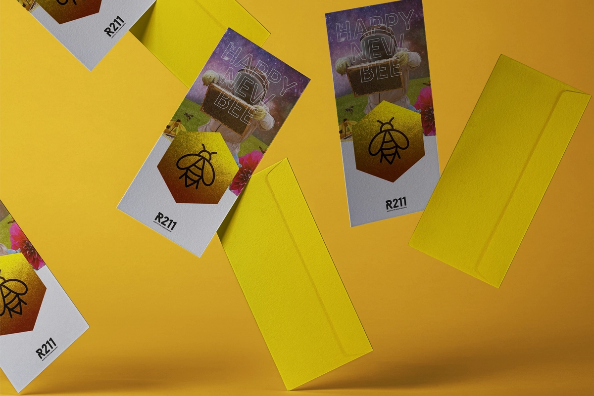 Motiv einer Neujahrskarte aus der jährlich neu gestalteten Serie ‚Happy New Bee‘, einer Spendenaktion der R211-Agentur zugunsten regionaler Naturschutzprojekte.