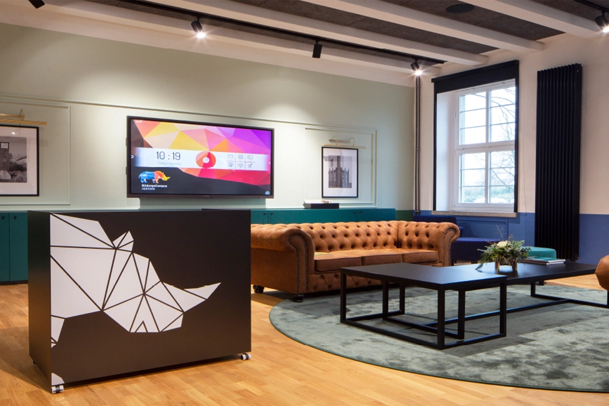 Interior shot of the lounge at the SEH BildungsCampus Herford with Branding. Conception by R211 Agency.