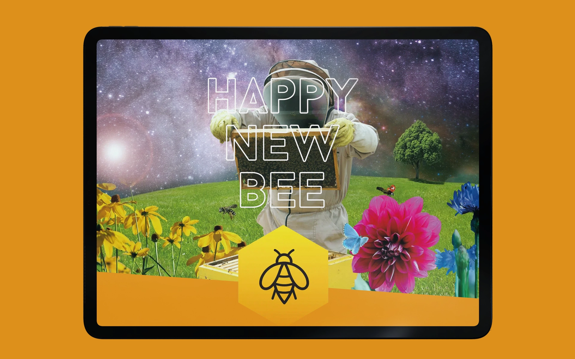 Ansicht der Happy New Bee-Website auf einem Tablet, Startseite mit Illustration eines Imkers im All und fliegenden Bienen. Eigenprojekt der R211-Agentur im Rahmen der jährlich stattfindenden Spendenaktion für regionale Naturschutzprojekte.