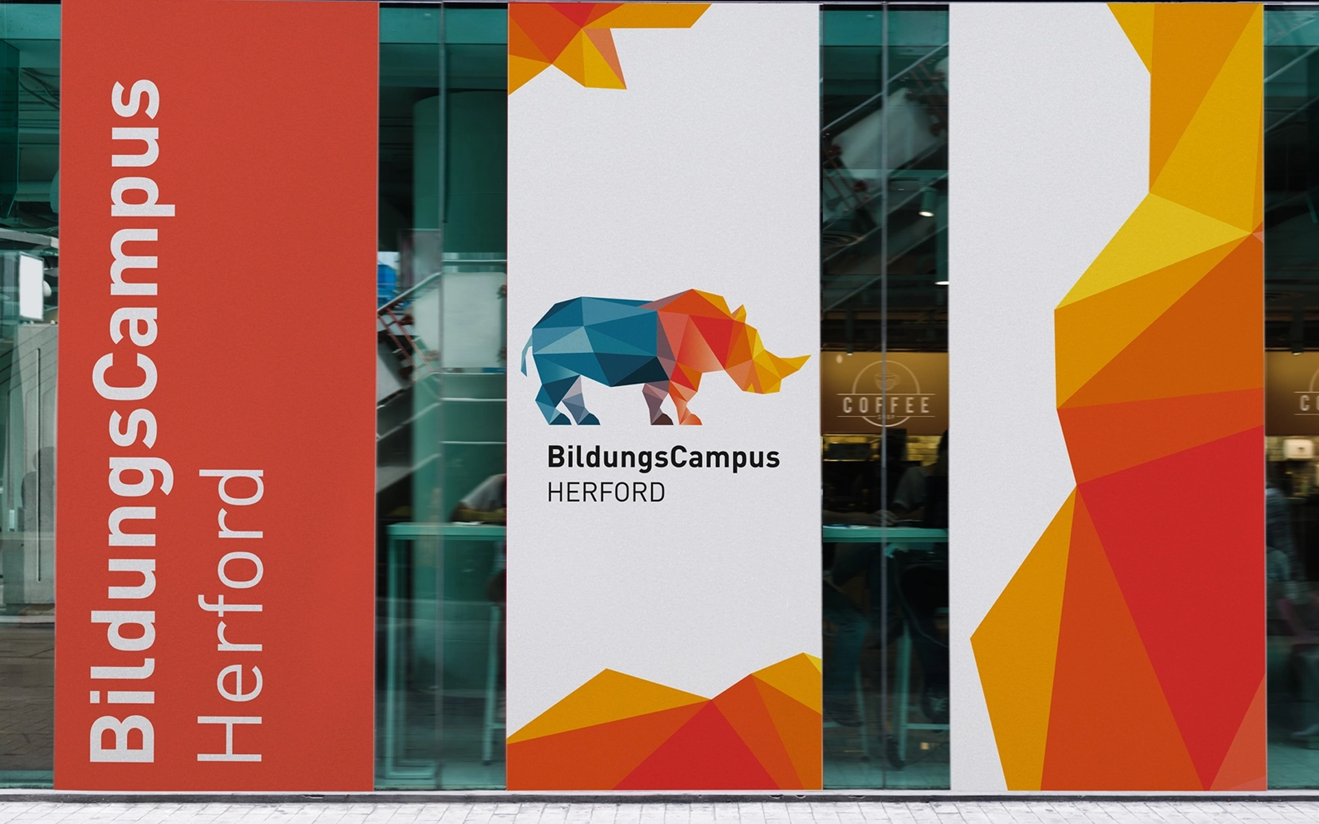 Ansicht von drei Bannern für den SEH BildungsCampus Herford – gestaltet zur einheitlichen Markenkommunikation im Raum. Konzeption und Umsetzung durch R211-Agentur.