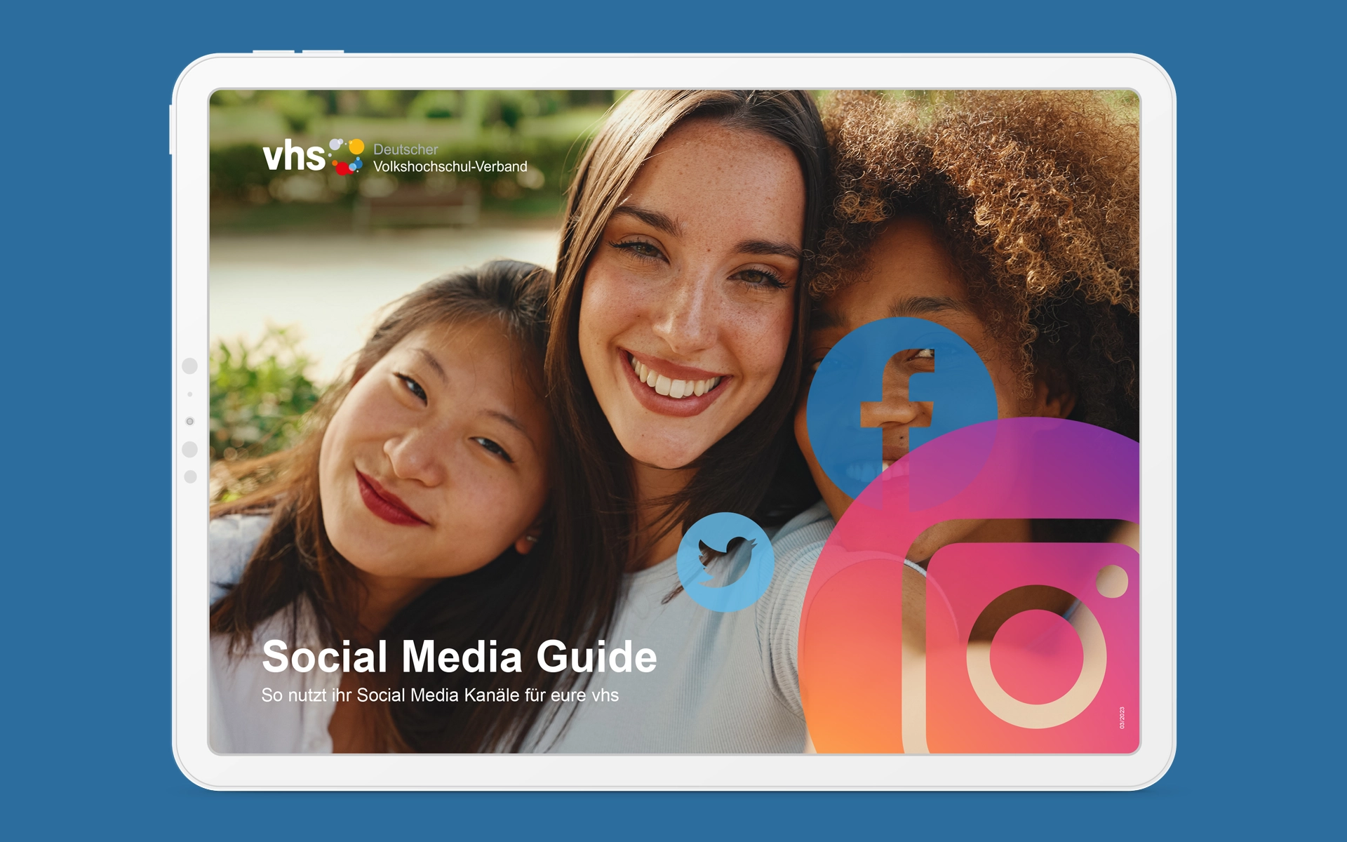 Ansicht des digitalen Social Media Guides des Dachverbands Deutscher Volkshochschulen auf einem Tablet. Gestaltung und Umsetzung durch R211.