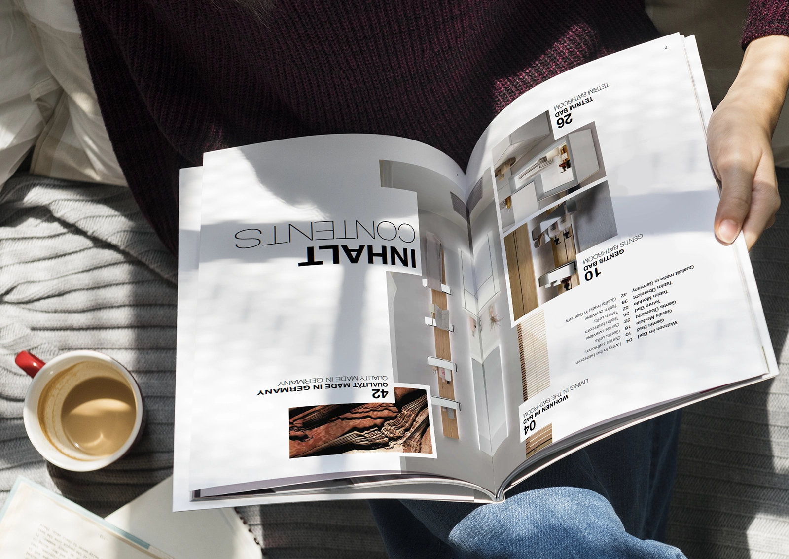 Aufnahme einer sitzenden Person, die im aufgeschlagenen hülsta Bad-Katalog blättert. Sichtbar ist eine gestaltete Inhaltsseite zu Beginn des Katalogs. Konzept und Design durch R211-Agentur.