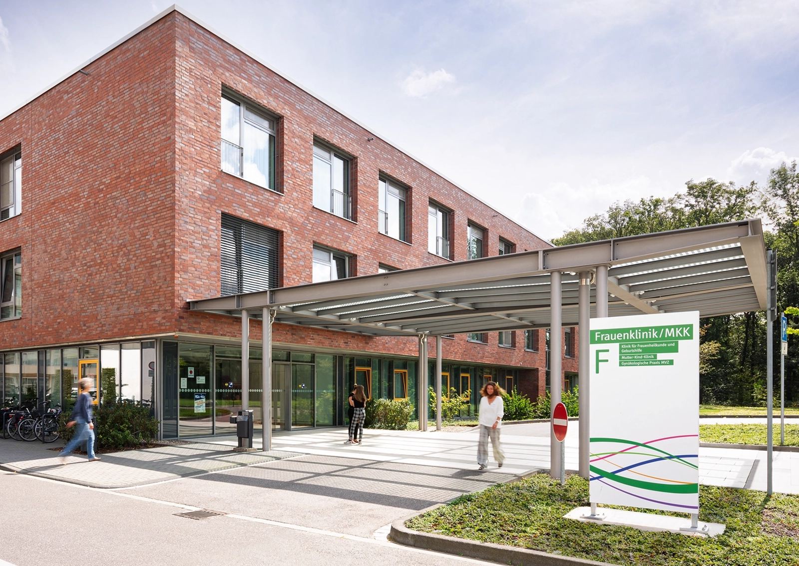 Außenaufnahme der Frauenklinik der Städtische Kliniken Mönchengladbach mit gut sichtbarer Gebäudebeschriftung und Beschilderung. Konzept und Umsetzung durch die R211-Agentur.