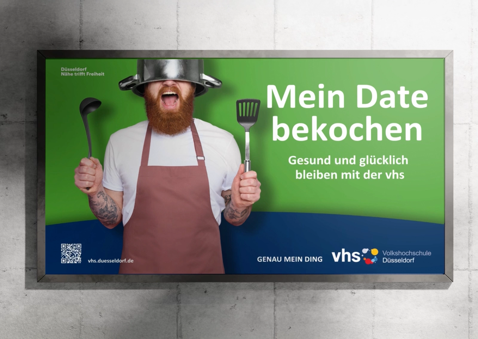 Kampagnenplakat der vhs Düsseldorf zum Thema Ernährung: Ein Mann mit einem Topf auf dem Kopf und einem Kochlöffel in der Hand, dazu die Headline ‚Mein Date bekochen‘ und der Kampagnenclaim ‚vhs – Genau mein Ding!‘