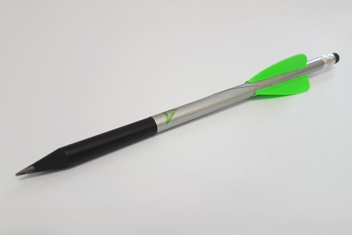 Individuell gefertigter Stift, veredelt mit einer für den Bogensport typischen Befiederung. Gestaltung durch R211-Agentur.