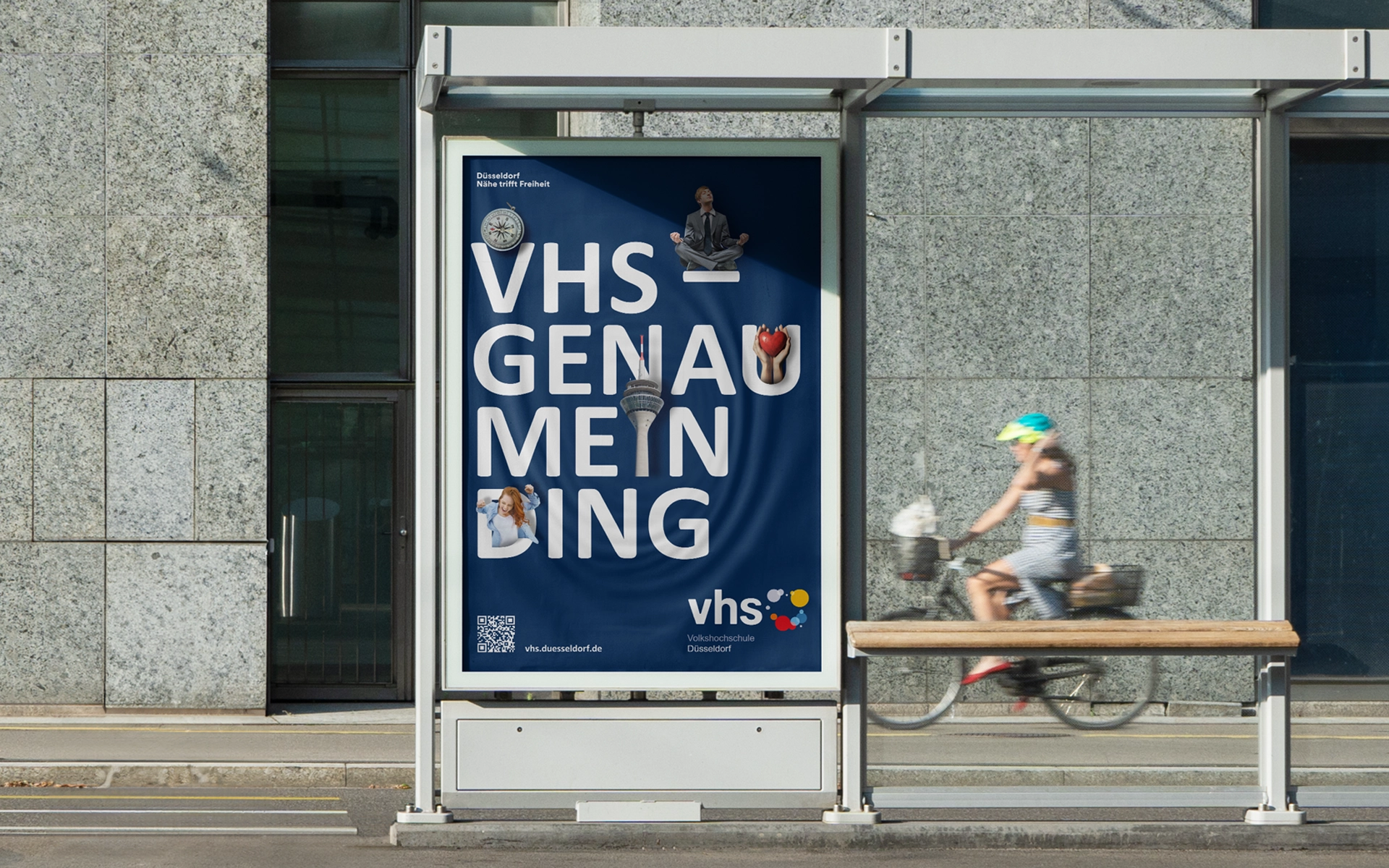 Aufnahme eines Kampagnenplakats der vhs Düsseldorf mit dem Slogan ‚vhs – Genau mein Ding!‘ im urbanen Raum, platziert an einer Bushaltestelle.