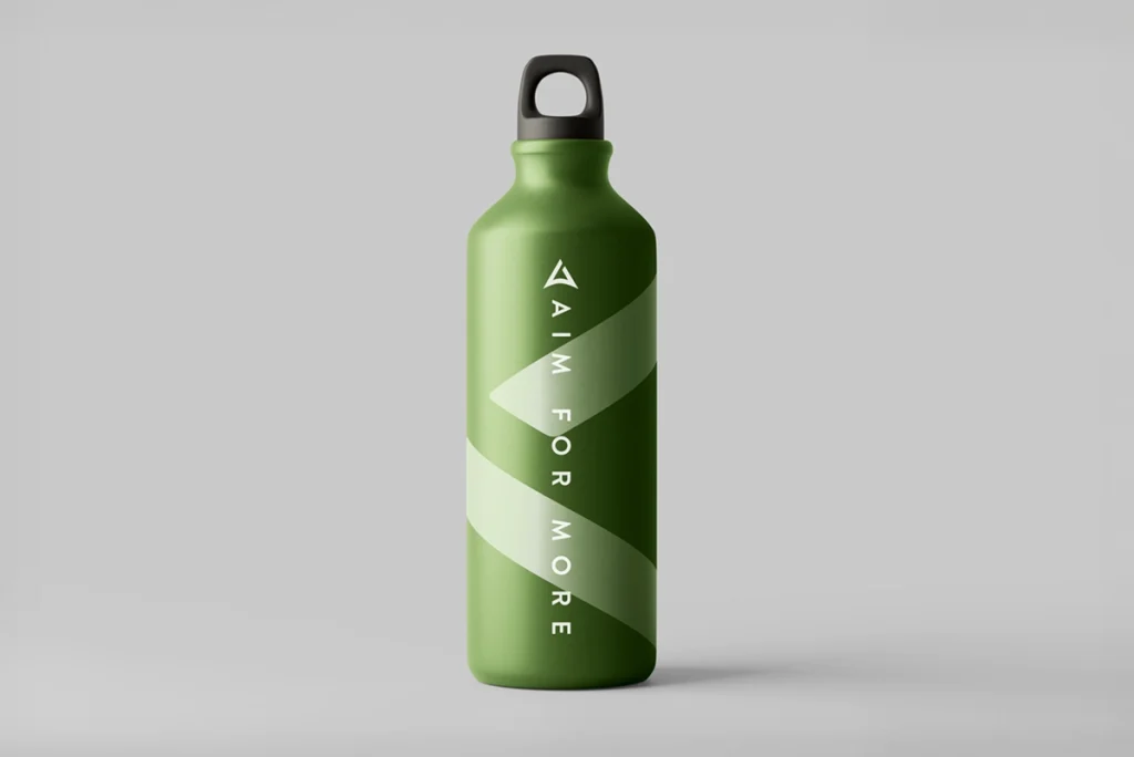 Aufnahme einer Trinkflasche im Branding von Athletic Archery – mit Logo und Gestaltungselementen der Marke. Umsetzung durch R211-Agentur.