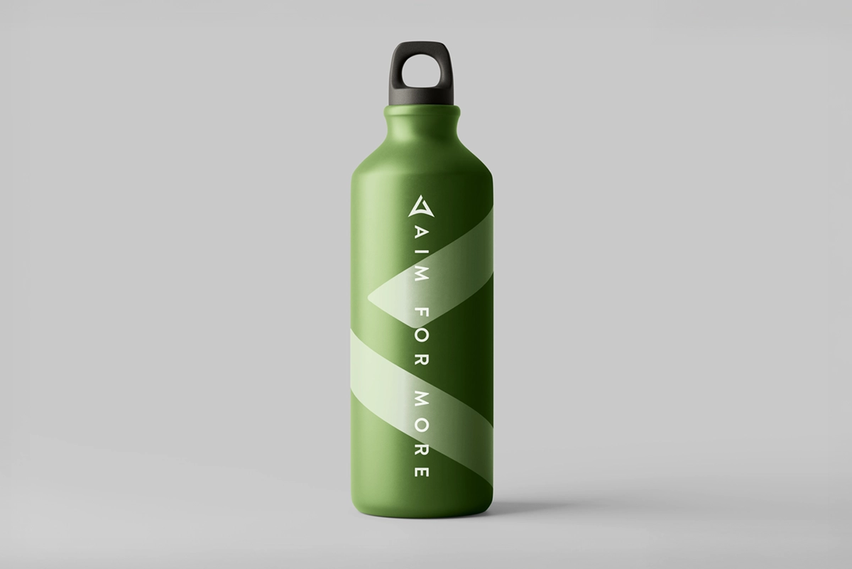 Aufnahme einer Trinkflasche im Branding von Athletic Archery – mit Logo und Gestaltungselementen der Marke. Umsetzung durch R211-Agentur.