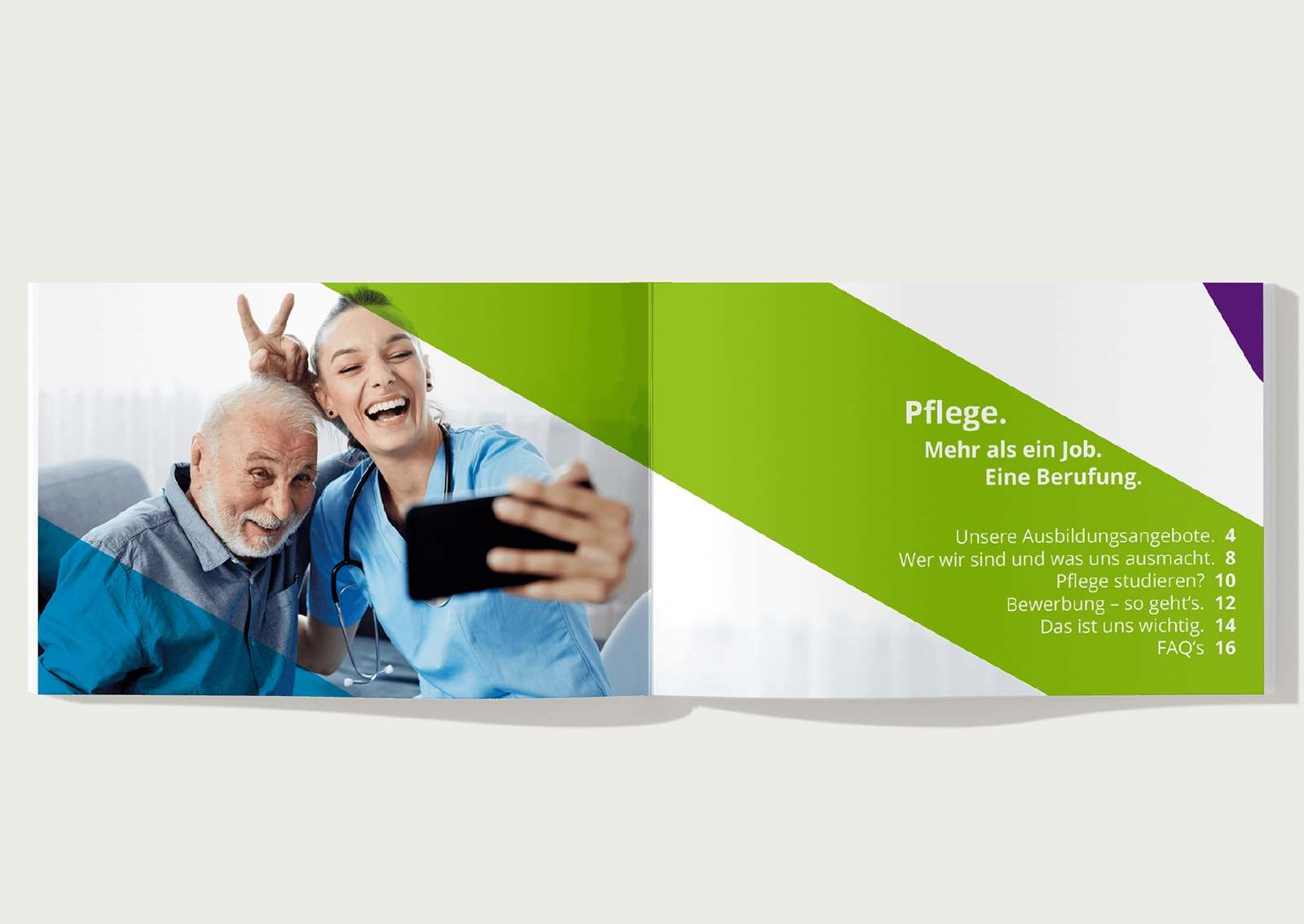 Aufgeschlagene Broschüre, links Foto einer jungen Pflegekraft in blauer Kleidung, die mit einem älteren Mann ein Selfie macht, rechts grünes Gestaltungselement mit dem Titel „Pflege. Mehr als ein Job. Eine Berufung.“ und Inhaltsübersicht