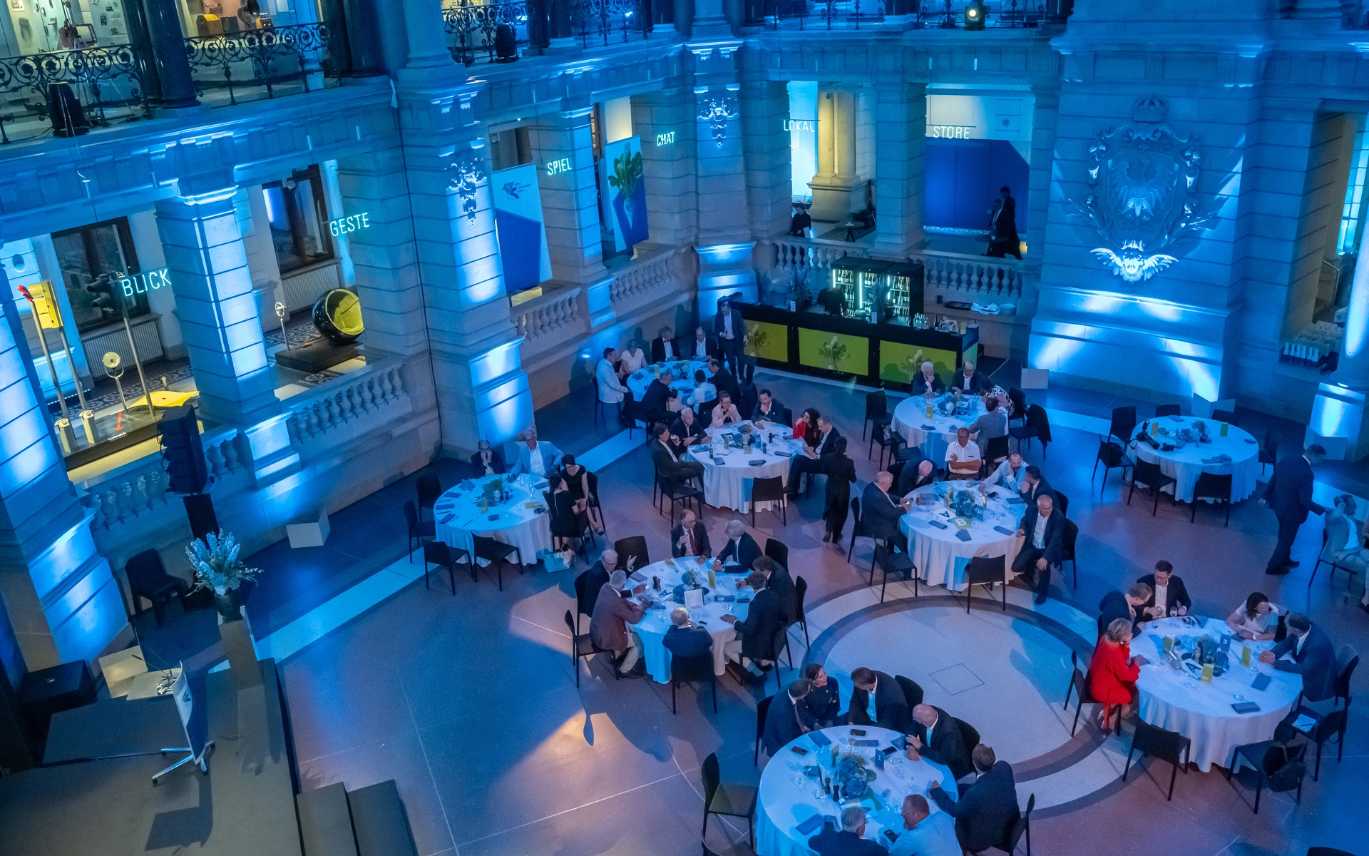 Ansicht des Jubiläumsevents im Raum von oben mit dem Branding im Raum für den Verband Wirtschaftliche Vereinigung Zucker e. V.