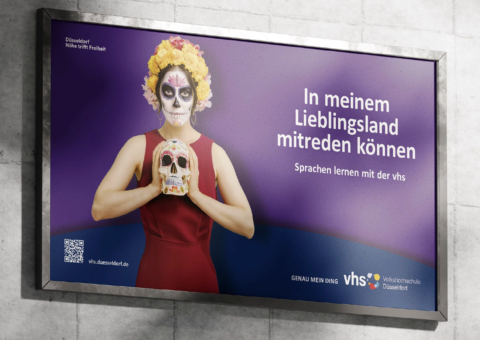 Großflächenplakat der Kampagne „vhs – genau mein Ding“ mit Motiv „In meinem Lieblingsland mitreden können“, vhs Düsseldorf