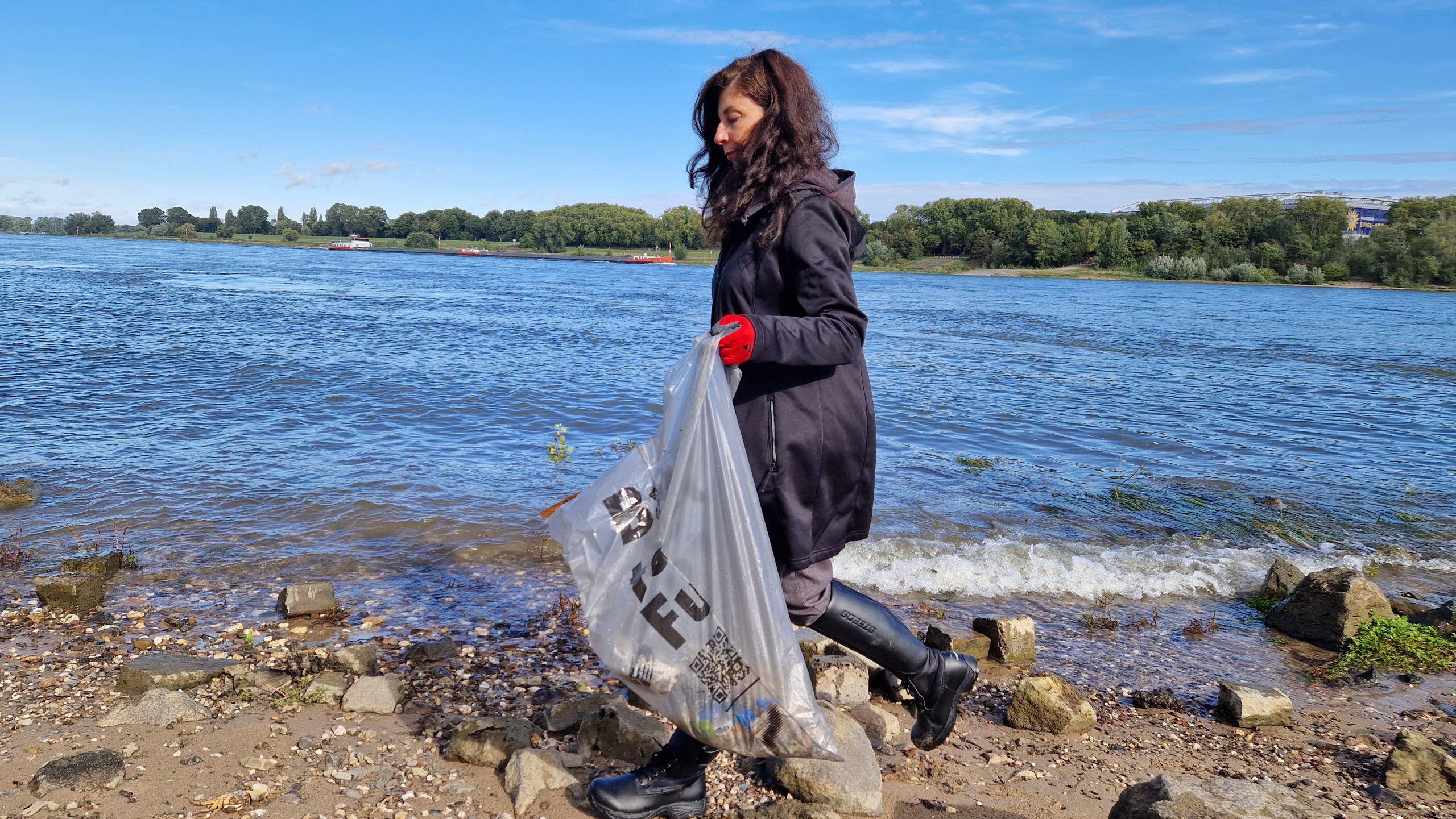 R211-Team sammelt Müll beim Rhine Clean up