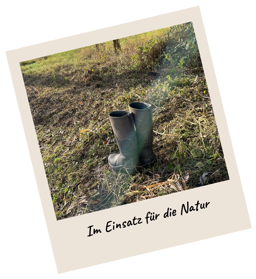 Polaroid-Foto mit einem Paar Gummistiefel auf einer Wiese. Die Aufnahme trägt die Beschriftung „Im Einsatz für die Natur“ und steht im Kontext der R211-Spendenaktion „Happy New Moore“, die den Schutz und die Wiedervernässung heimischer Moore unterstützt