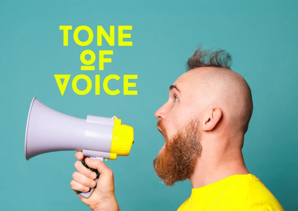Ein Mann schreit in ein Megaphon über dem „Tone of voice“ steht
