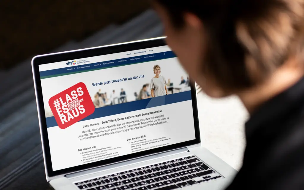 Eine Person schaut auf eine Website